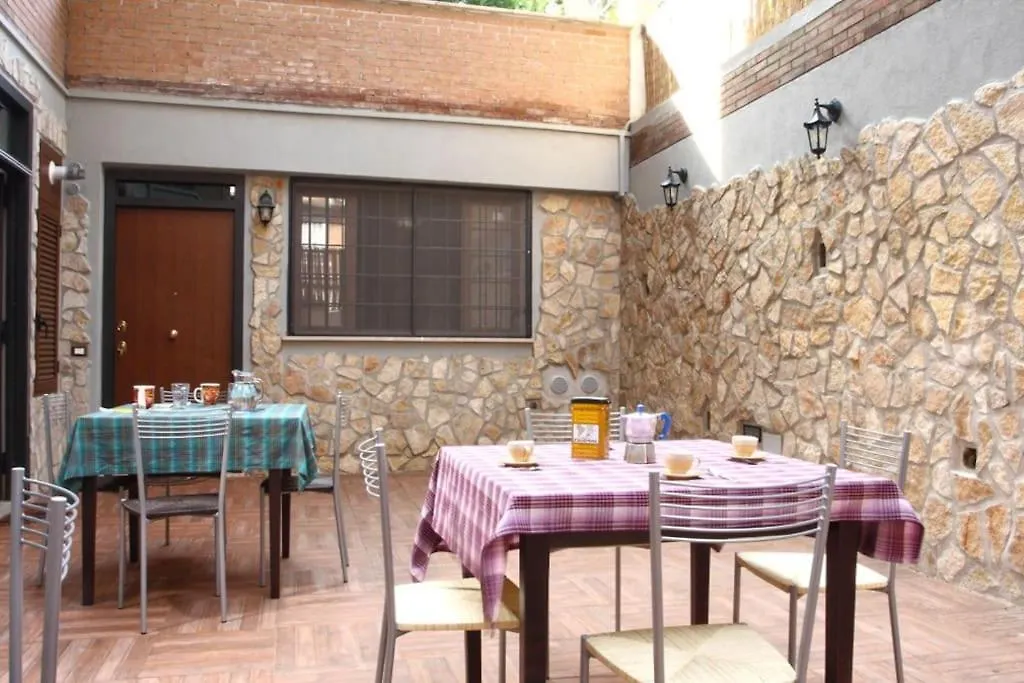 Spacious Vatican Flat With Courtyard-1